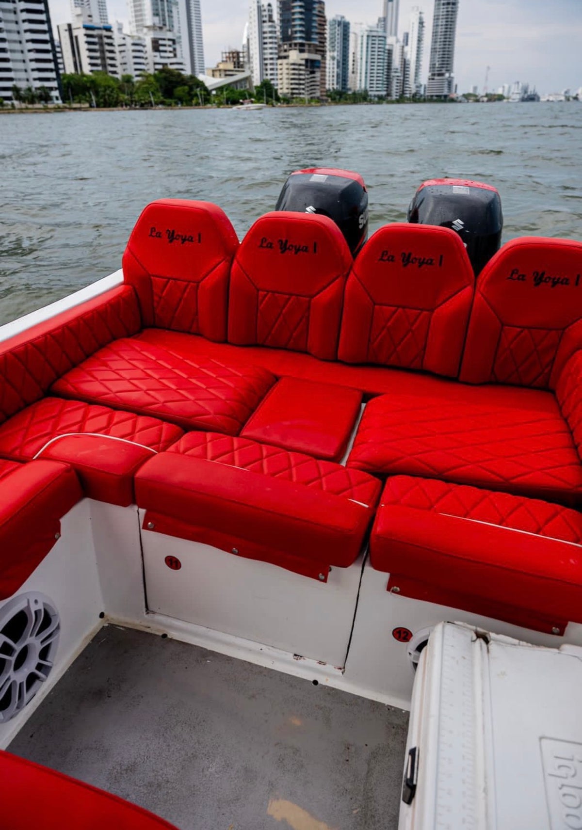 BOTE 28FT - 8PAX (FESTIVAL)